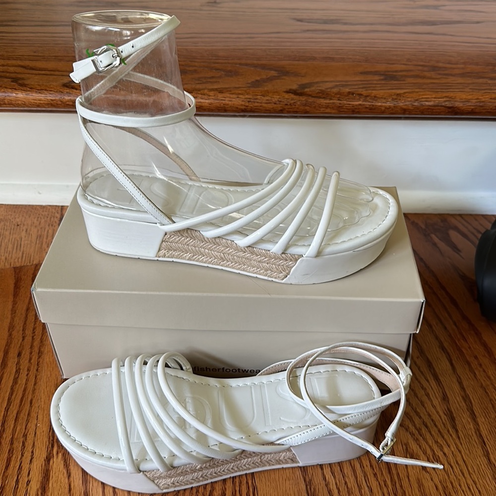 Louise et Cie White leather platform wrap sandals. Size 8M